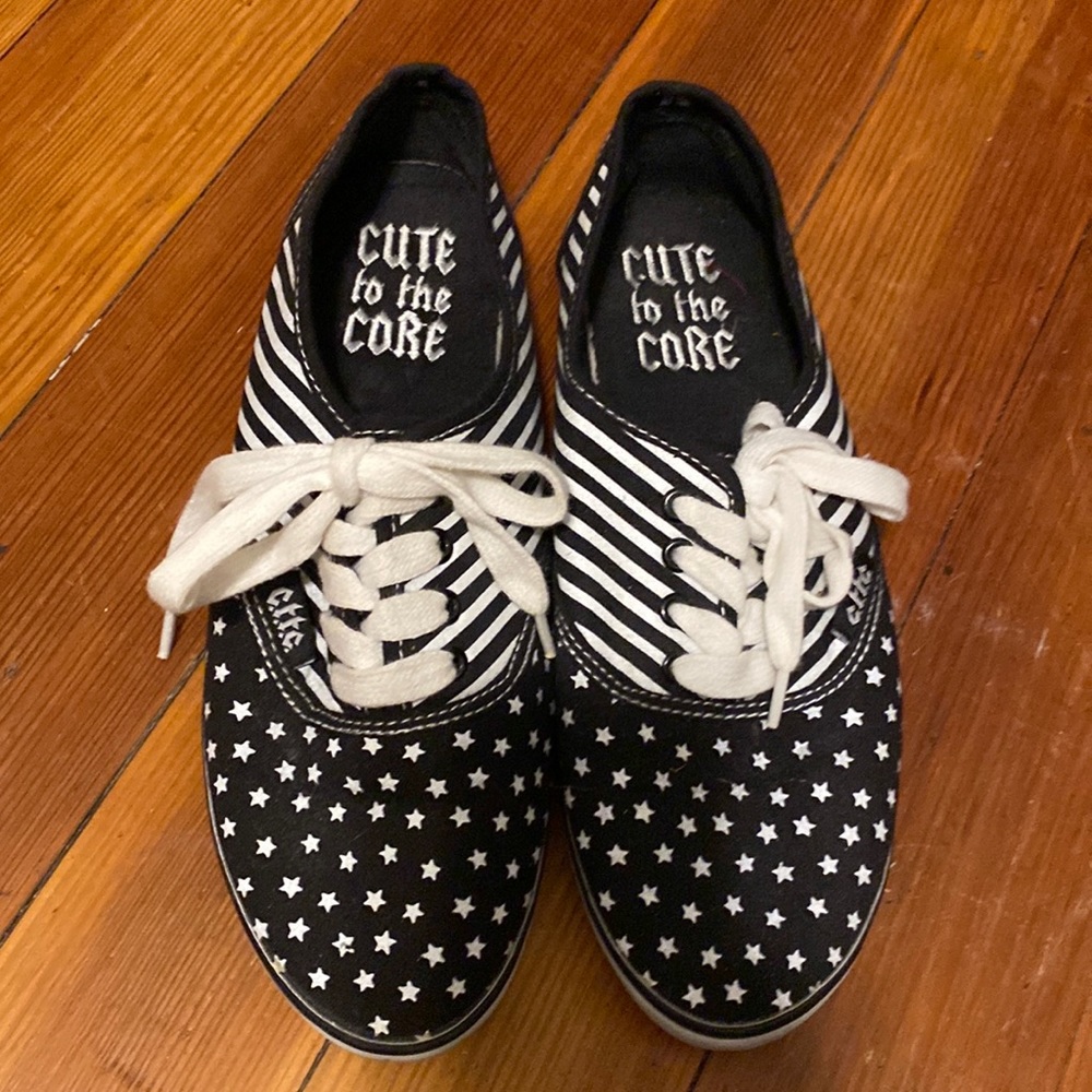 cute to the core black + white star canvas sneakers (s: 8)